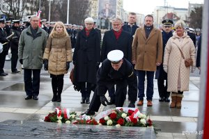 Uroczystości z okazji 97. urodzin gdyni pod Pomnikiem Polski Morskiej.