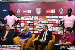 Na zdjęciu (od lewej): Paweł Bień, dyrektor operacyjny Arki Gdynia,Jolanta Sobierańska-Grenda, prezes Szpitali Pomorskich, Anna Melki, dyrektorka Gdyńskiego Centrum Zdrowia, Janina Łojba, stowarzyszenie Amazonek w Gdyni (fot. Magdalena Starnawska)
