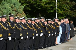 W uroczystości wzięli udział m.in.: poseł Michał Kowalski, członkini zarządu wojew&oacute;dztwa pomorskiego Agnieszka Baranowska, wiceprezydent Gdyni Rafał Geremek, wiceprzewodniczący Rady Miasta Gdyni &ndash; Ireneusz Trojanowicz i Jakub Ubych, członek zarządu stowarzyszenia Gdynian Wysiedlonych Andrzej Krajniak, prezes Światowego Związku Żołnierzy Armii Krajowej o/Gdynia Krzysztof Jankowski, przedstawiciele Marynarki Wojennej oraz mieszkańcy Gdyni