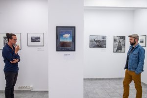 Uczestnicy wystawy „Dop Shoots” przyglądający się pracom