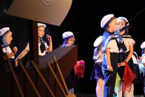 grupa dzieci na scenie przebranych za żeglarzy