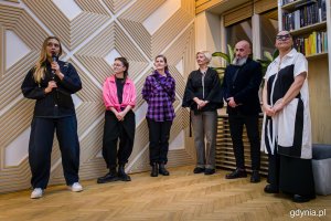 Wernisaż wystawy „Część wspólna” w gdyńskim Konsulacie Kultury. Od lewej: Marta Frej, Liliana Zeic, Julita Wójcik, Aleksandra Kubiak, Tomasz Kosiński i dyrektorka Gdyńskiego Centrum Kultury Katarzyna Korzeniewska (fot. Karol Stańczak)