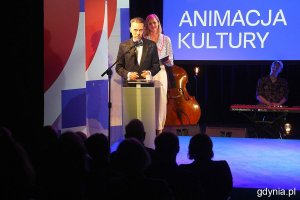Krzysztof Dąbrowski, laureat w kategorii &bdquo;Animacja kultury&rdquo; przemawia ze sceny