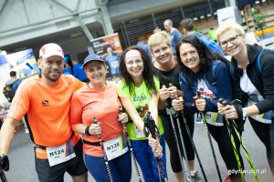 Uczestnicy marszu nordic walking w biurze zawodów / fot. gdyniasport.pl