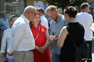 Tegoroczna edycja wydarzenia Kulinarną Świętojańska odbyła się pod hasłem &bdquo;Port Smak&oacute;w". Na zdjęciu wiceprezydentka Gdyni Oktawia Gorzeńska i prezes ARG Markos Pagudis 