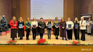 Uroczystość wręczenia akt&oacute;w mianowania w Szkole Muzycznej I i II stopnia im. Noskowskiego, na zdjęciu wiceprezydentka Miasta Gdyni Oktawia Gorzeńska, naczelniczka Wydziału Edukacji Iwona Tanewska oraz nowo mianowane nauczycielki   (fot. Katarzyna Balcerzak) 