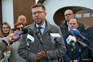 Michał Glaser, prezes zarządu Obszaru Metropolitalnego Gdańsk-Gdynia-Sopot, w towarzystwie parlamentarzystów i samorządowców z Pomorza podczas briefingu na temat ustawy metropolitalnej