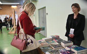 Kobieta przy stoisku z książkami