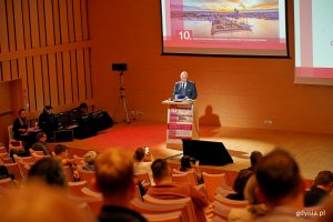 Prof. Janusz Rymsza, sekretarz generalny PKN ICOMOS, przemawiający podczas drugiego dnia 10. edycji konferencji „Modernizm w Europie – modernizm w Gdyni”