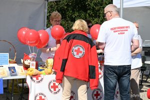 Grupa ludzi przy stoisku Polskiego Czerwonego Krzyża podczas Gdyńskiego Pikniku Pozarządowego