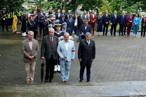 Od prawej: Krzysztof Kozubowski &ndash; członek zarządu okręgu pomorskiego Światowego Związku Żołnierzy Armii Krajowej, Krzysztof Jankowski &ndash; prezes gdyńskiego koła Światowego Związku Żołnierzy Armii Krajowej, Andrzej Krajniak &ndash; prezes Stowarzyszenia Gdynian Wysiedlonych oraz Wojciech Jankowski składający kwiaty podczas uroczystości  z okazji 87. rocznicy wybuchu II wojny światowej na Cmentarzu Wojennym w Redłowie