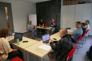 Sławomir Pultyn – operator, fotograf i reżyser, wykładowca w gdyńskiej filmówce, Filip Marczewski – reżyser i scenarzysta, wykładowca Szkoły Wajdy i Gdyńskiej Szkoły Filmowej, Jan Majle – copywriter, autor wielu kampanii reklamowych, odpowiedzialny za kreację komunikacji czołowych marek obecnych na polskim rynku oraz finaliści konkursu "Morze mnie kręci" na warsztatach w Gdyńskiej Szkole Filmowej // fot. ARG