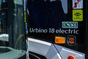 Przekazanie nowych autobus&oacute;w elektrycznych Solaris Urbino 18 Electric na Molo Południowym w Gdyni (fot. Kamil Złoch)