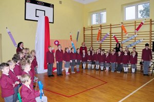 Uczniowie szkoły biorą udział w oficjalnym otwarciu Katolickiej Szkoły Podstawowej w Gdyni