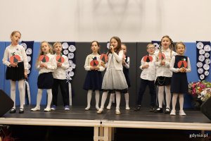 Jubileusz 80-lecia SP 17 w Gdyni, na zdjęciu klasa I ab - Biedroneczki są w kropeczki (fot. Katarzyna Balcerzak)
