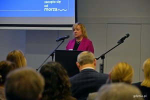 Aneta Stępkowska – dyrektor generalna Courtyard by Marriott Gdynia Waterfront przemawiająca podczas spotkania Komitetu Honorowego Obchodów 100-lecia Gdyni 