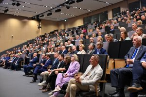  Na zdjęciu m.in. wicemarszałek wojew&oacute;dztwa pomorskiego Leszek Bonna, rektor Uniwersytetu Gdańskiego prof. dr hab. Piotr Stepnowski, radni Gdyni Agnieszka Tokarska i Łukasz Piesiewicz, wiceprezydent Gdyni Maciej Zielonka i radna Gdyni Teresa Bysewska