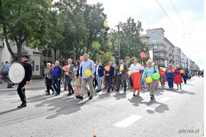 W przemarszu w ramach V Pomorskiego Dnia Seniora uczestniczyli m.in. (od lewej w pierwszym rzędzie): Joanna Zielińska - przewodnicząca Rady Miasta Gdyni, prezydent Gdyni Wojciech Szczurek, wiceprezydent Michał Guć z żoną Iwoną, wiceprezydent Bartosz Bartoszewicz, radny Jarosław Kłodziński. W drugim rzędzie (od lewej): Kordian Kulaszewicz - prezes Fundacji Adaptacja, Andrzej Kołodziej - prezes Fundacji Pomorska Inicjatywa Historyczna, radny Marcin Bełbot, radna Danuta Białooka-Kostenecka // fot. Michał Puszczewicz