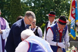 Wiceprezydent Rafał Geremek złożył kwiaty na grobie Antoniego Abrahama (fot. Karolina Szypelt)