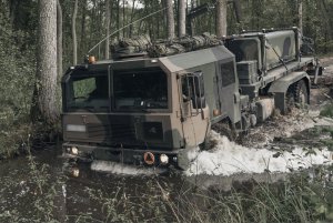 Ciężarówka wojskowa przejeżdżająca po wodzie // fot. Marynarka Wojenna RP / 3. Flotylla Okrętów