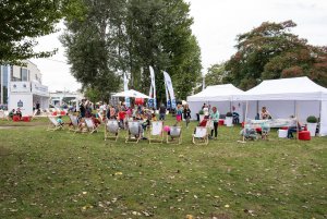 Plenerowe studia Polskiego Radia nadają z Gdyni przed „Lato z Radiem Festiwal”, fot. Dawid Linkowski