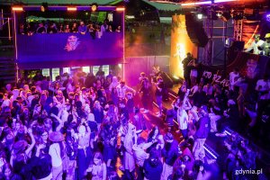 Uczestnicy festiwalu zgromadzeni w strefie Red Bulla