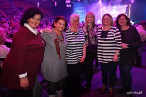 Uczestnicy balu w Polsat Plus Arenie Gdynia w towarzystwie dyrektor CAS Bożeny Zglińskiej