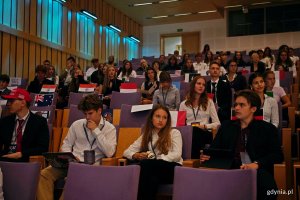 Uczestnicy konferencji TriMUN 2026 zgromadzeni w ali audytoryjnej Pomorskiego Parku Naukowo-Technologicznego Gdynia 