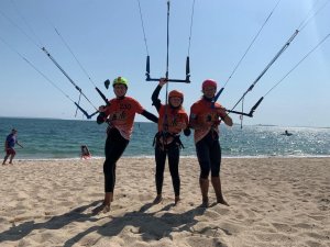 Trzech zawodników kitesurfingu