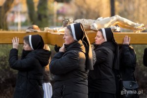 Siostry zakonne niosące krzyż podczas Gdyńskiej Drogi Krzyżowej 