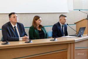 Wczoraj w sali 105 Urzędu Miasta Gdyni prezydent Aleksandra Kosiorek, naczelnik Wydziału Zarządzania Kryzysowego Robert Ronduda i sekretarz miasta Łukasz Kobus spotkali się z przedstawicielami służb i instytucji odpowiedzialnych za bezpieczeństwo. Rozmowy dotyczyły opracowania w ciągu miesiąca wkładów do Pomorskiego Planu Ewakuacji i Ochrony Ludności. (fot. Natalia Kawalerowicz)