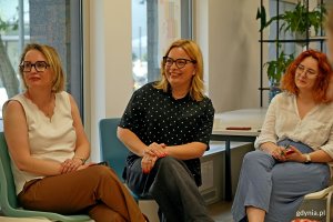 Od lewej: Agnieszka Tokarska - radna miasta i członkini Gdyńskiej Rady Kobiet, wiceprezydentka Gdyni Oktawia Gorzeńska i Marta Otrębska - koordynatorka ds. praw człowieka podczas posiedzenia Gdyńskiej Rady Kobiet 