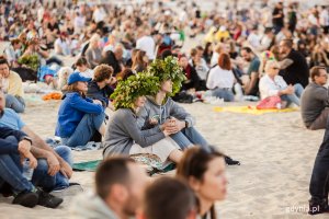 Ludzie czekają na koncert na plaży