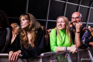 Uczestnicy festiwalu zgromadzeni przed jedną ze scen