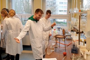 Pracownia chemiczna Justyny Raulin w III LO w Gdynia, na zdjęciu uczniowie podczas zajęć koła chemicznego (mat. arch. III LO)