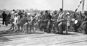 Wizyta Marszałka Piłsudskiego w Gdyni,1 lipca 1928, Kwiatkowski trzeci od prawej w drugim rzędzie, źródło NAC
