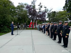 Uroczystości z okazji 77. rocznicy wybuchu powstania warszawskiego odbyły się przy pomniku Armii Krajowej na skwerze Kościuszki. Przy mikrofonie przemawia Sławomir Rybicki - senator RP // fot. Magdalena Czernek