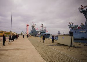 Uroczystość podniesienia bandery jednostek pomocniczych Marynarki Wojennej na holowniku H-1 „Gniewko” // fot.  st. chor. sztab. mar. Piotr Leoniak