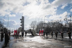 Uroczystości przed pomnikiem Polski Morskiej z okazji 78. rocznicy zakończenia walk o Gdynię // fot. Kamil Złoch