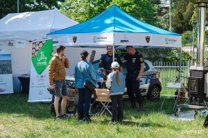 Strażnicy miejscy pokazują mieszkańcom, jak prawidłowo palić w domowych kotłach i kominkach