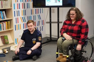 Marta Czachor z Wydziału Dostępności Urzędu Miasta Gdyni i Kamil Zdunek z Wydziału Straży Miejskiej Zarządzania Kryzysowego na spotkaniu z przedszkolakami w Bibliotece Śr&oacute;dmieście