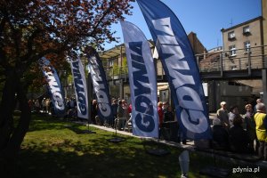 Wiceprezydent Gdyni Katarzyna Gruszecka-Spychała podczas akcji "Tydzień z biało-czerwoną flagą w Radiu Gdańsk" przed gdyńskim InfoBoxem / fot. Paweł Kukla