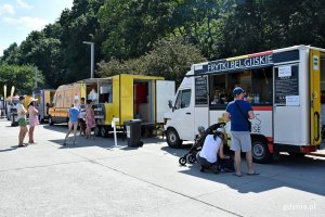 Strefa food trucków na bulwarze Nadmorskim w ramach obchodów Święta Morza // fot. Magdalena Czernek