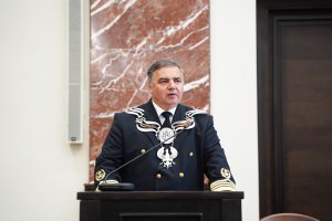 Rektor uniwersytetu w uroczystym stroju