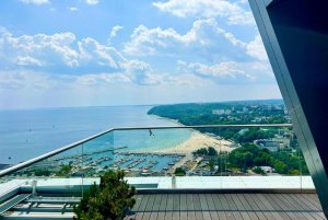 Taras z widokiem na morze w obiekcie Sea Towers Penthouse 28-29 two-floors sea view panoramic terrace