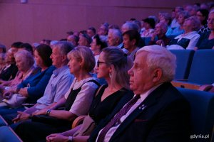 Publiczność zgromadzona na koncercie „Barwy Wileńszczyzny” w Szkole Muzycznej I i II stopnia im. Z. Noskowskiego w Gdyni. Pierwszy od prawej: Józef Szyłejko, prezes zarządu głównego Towarzystwa Miłośników Wilna i Ziemi Wileńskiej 