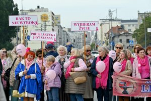 Uczestniczki Marszu R&oacute;żowej Wstążki zgromadzone przed Pomnikiem Polski Morskiej 