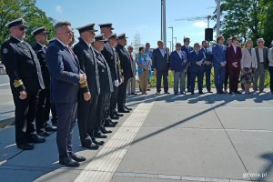 Uczestnicy uroczystości upamiętniających 81. rocznicę wybuchu powstania warszawskiego zgromadzeni pod pomnikiem Armii Krajowej na skwerze Kościuszki 