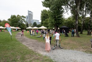 Plenerowe studia Polskiego Radia nadają z Gdyni przed „Lato z Radiem Festiwal”, fot. Dawid Linkowski