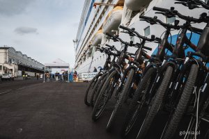 AIDAmar przy nabrzeżu Francuskim w Gdyni - rowery czekające na chętnych pasażerów (fot. Kamil Złoch)